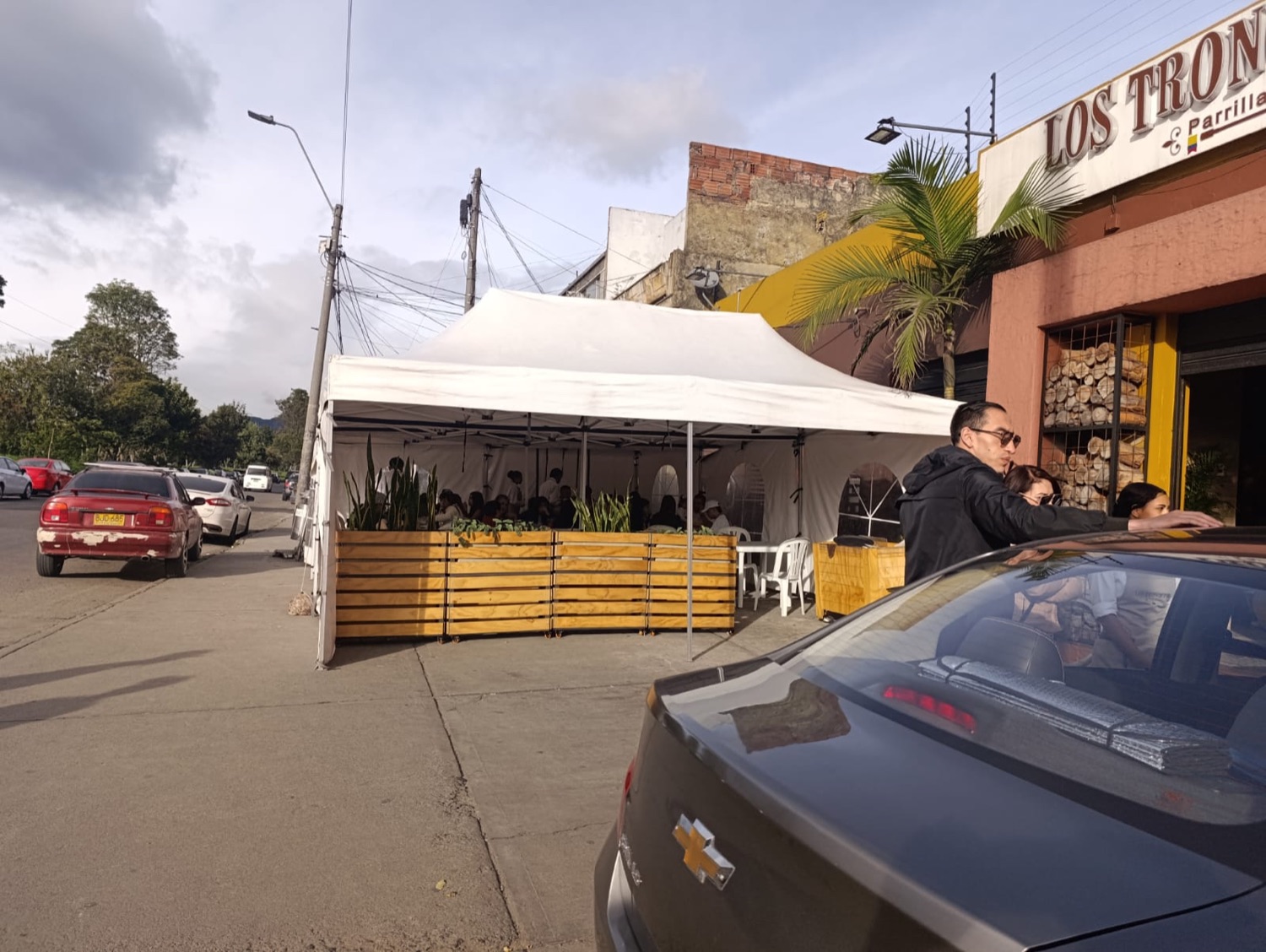 Carpa cerrada que protege el evento del clima en Bogotá