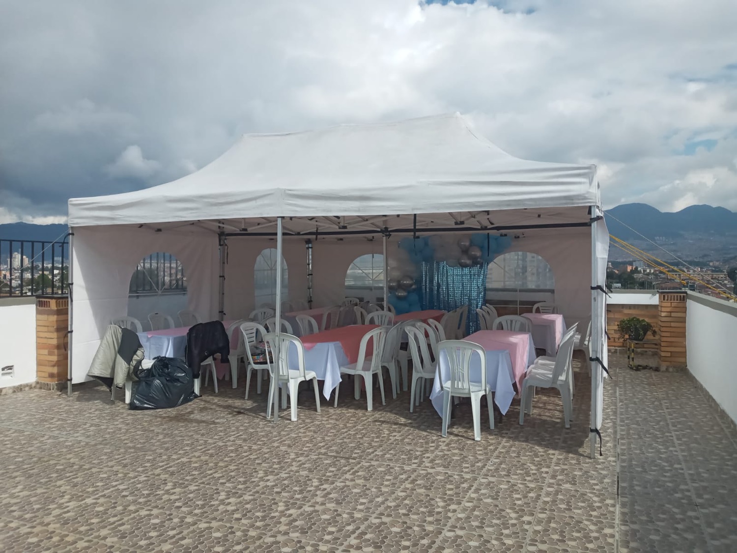 Montaje de carpa, mesas y mantelería para evento en Bogotá