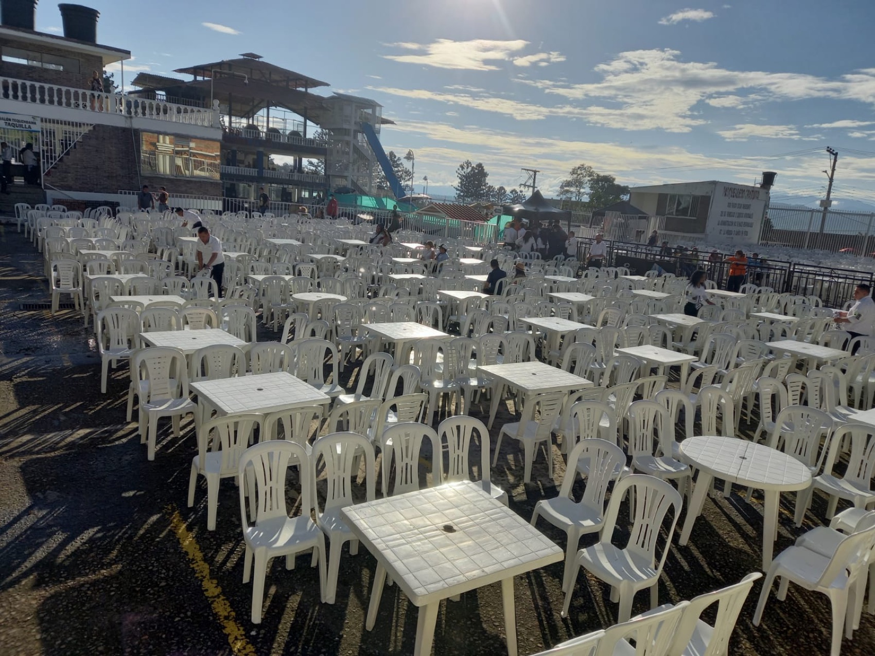 Evento social con mesas y sillas en Bogotá